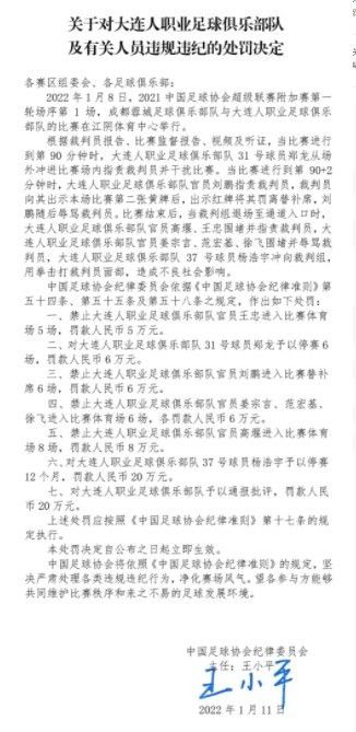 花絮照中，大家聚在一起，在吃完饭的休息间隙，神情专注地听黄导讲戏，十分认真